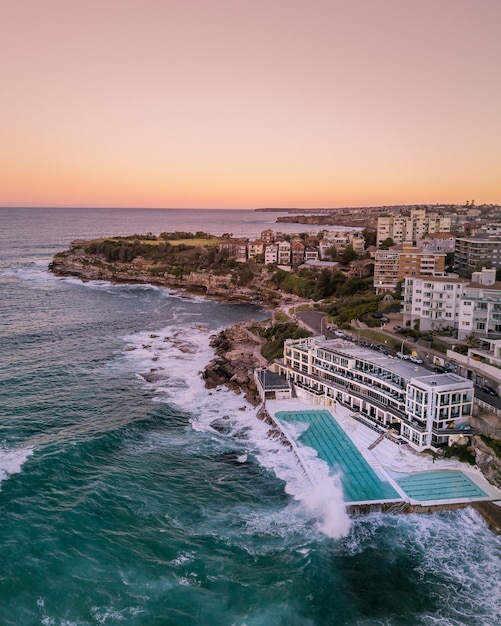 Foto grátis bela foto aérea de uma cidade costeira e o mar