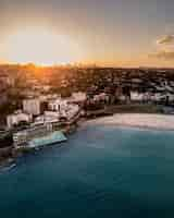 Foto grátis bela foto aérea de uma cidade costeira e o mar