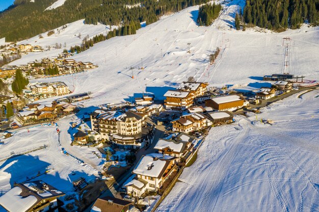 Bela foto aérea de uma cidade no topo de uma montanha nevada