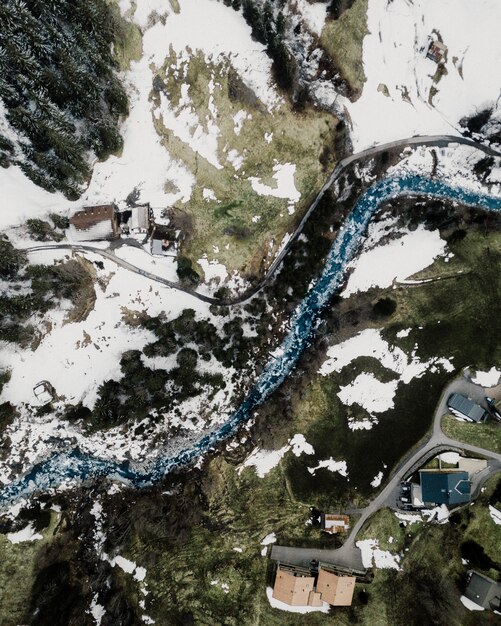Bela foto aérea de uma pequena cidade suburbana nas montanhas nevadas
