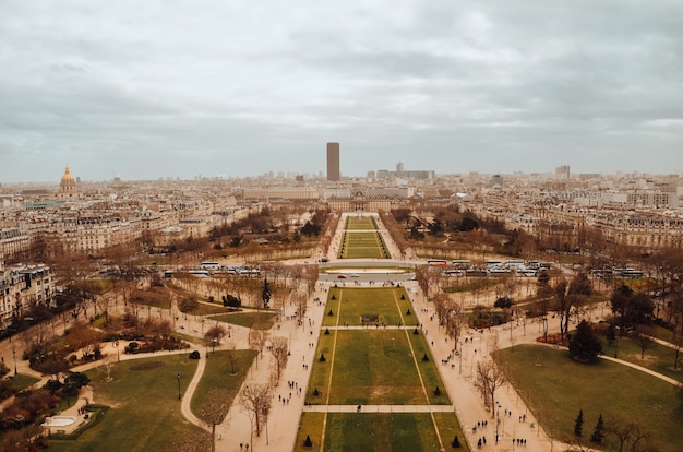 Bela foto aérea dos jardins da Torre Eiffel sob as nuvens de tempestade