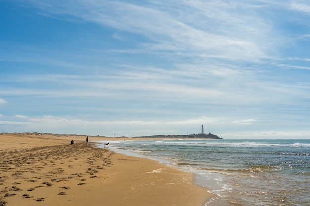 Bela foto ampla de uma praia em zahora, na Espanha, com um céu azul claro