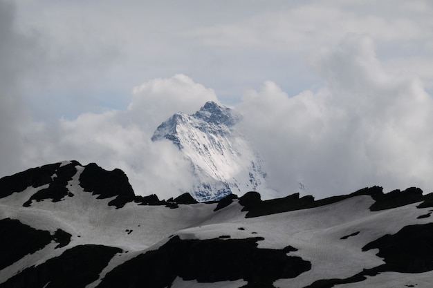 Foto grátis bela foto da alta montanha branca sob o céu