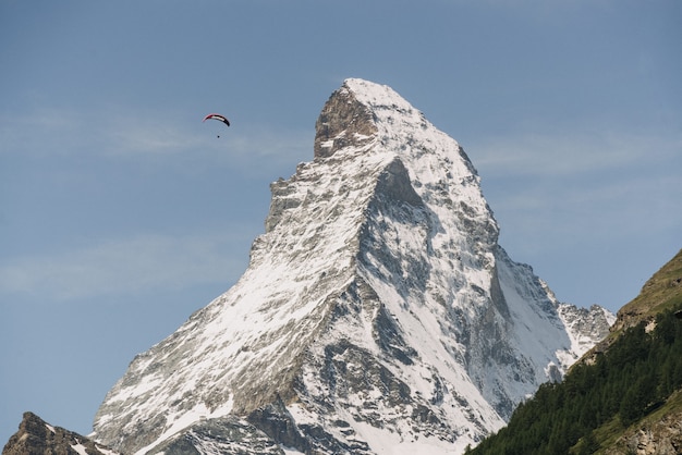 Bela foto da alta montanha branca sob o céu