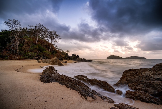 Foto grátis bela foto da baía perto do oceano sob céu nublado em cairns cape tribulation, austrália