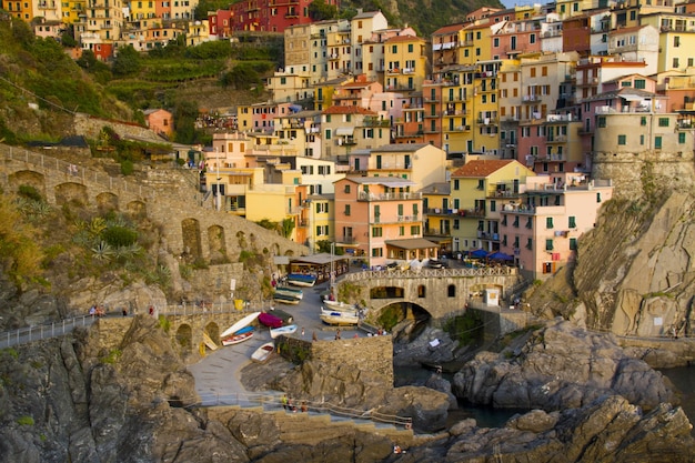 Bela foto da bonita cidade de Manarola, com prédios de apartamentos coloridos