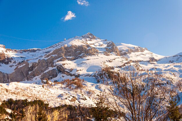 Bela foto da geleira Diablerets sob um céu azul na Suíça