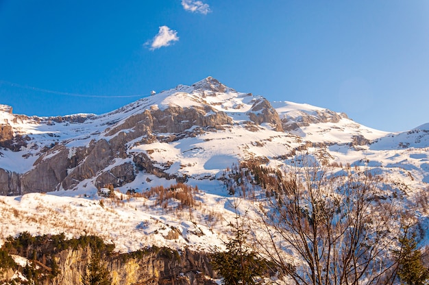 Bela foto da geleira Diablerets sob um céu azul na Suíça