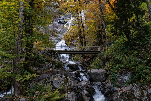 Bela foto da pitoresca Cachoeira Todtnau na Floresta Negra, Alemanha