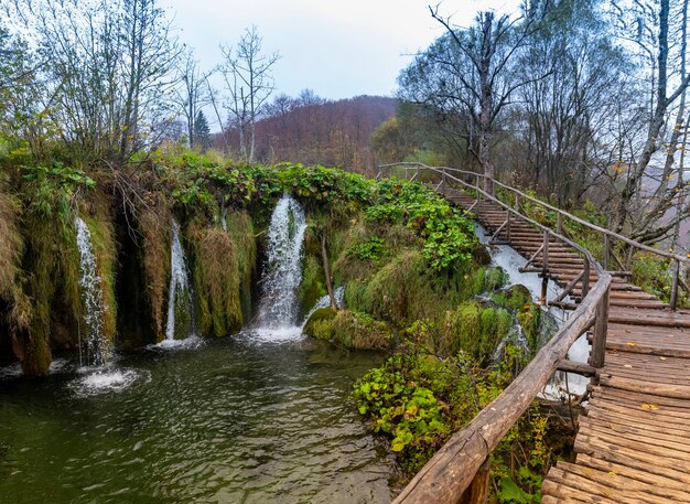 Bela foto da ponte de madeira do Parque Nacional dos Lagos Plitvice, na Croácia