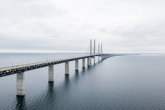 Bela foto da ponte Oresund em Copenhague, sob um céu nublado