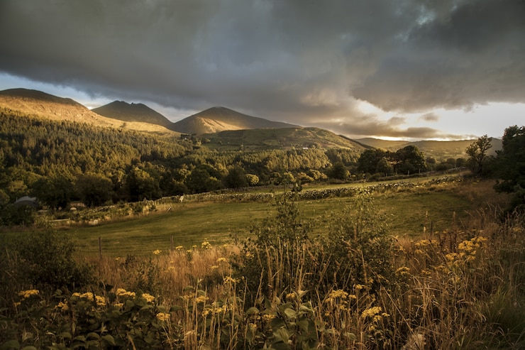 Foto grátis bela foto das colinas durante o pôr do sol nas montanhas de morne na irlanda do norte