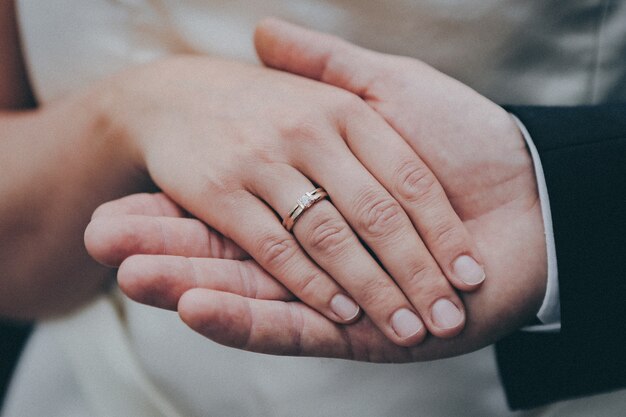 Bela foto das mãos de um casal recém-casado