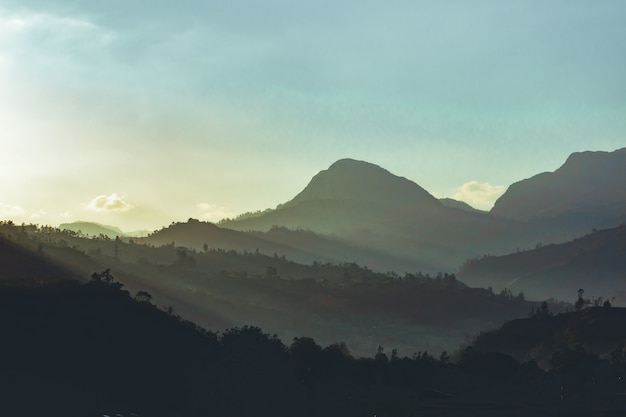 Bela foto das montanhas colombianas com um cenário do pôr do sol ao fundo