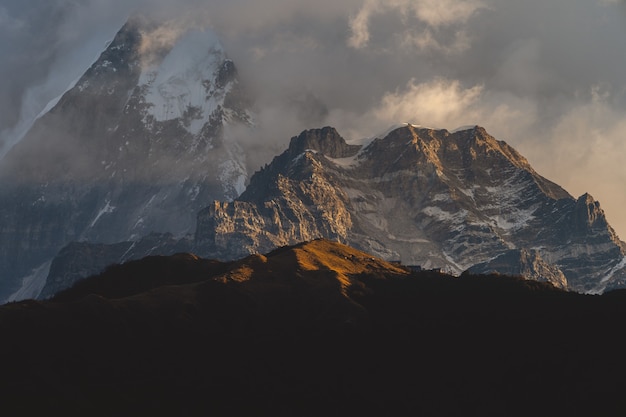 Bela foto das montanhas do Himalaia nas nuvens