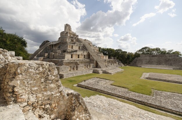 Bela foto das pirâmides maias de Edzna em Campeche, no México, em um fundo de dia nublado