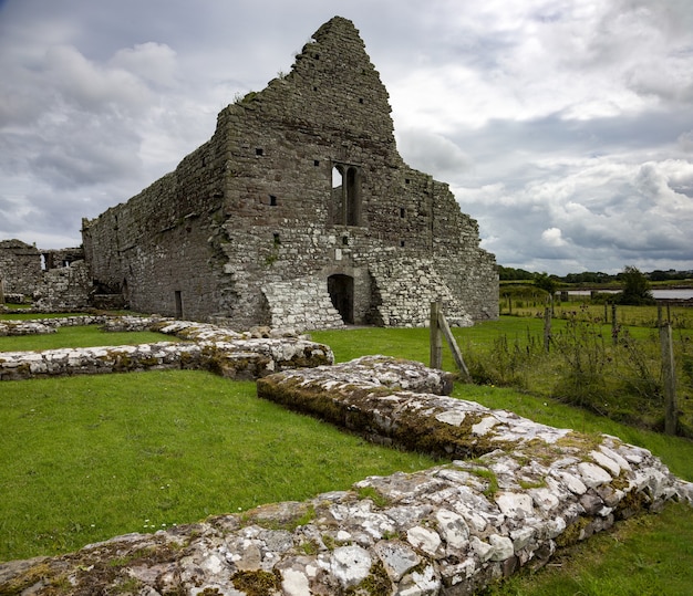 Bela foto das ruínas de uma igreja no condado de mayo, na Irlanda