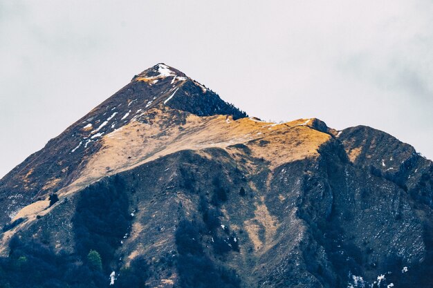 Bela foto de altas montanhas rochosas com céu cinza