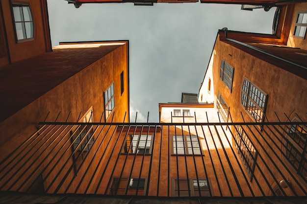 Foto grátis bela foto de baixo de edifícios laranja e uma cerca na frente