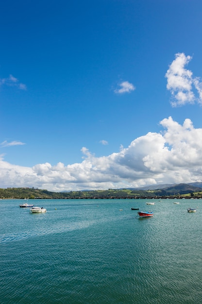 Bela foto de barcos em um mar