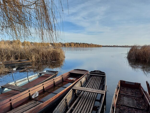 Bela foto de barcos no lago