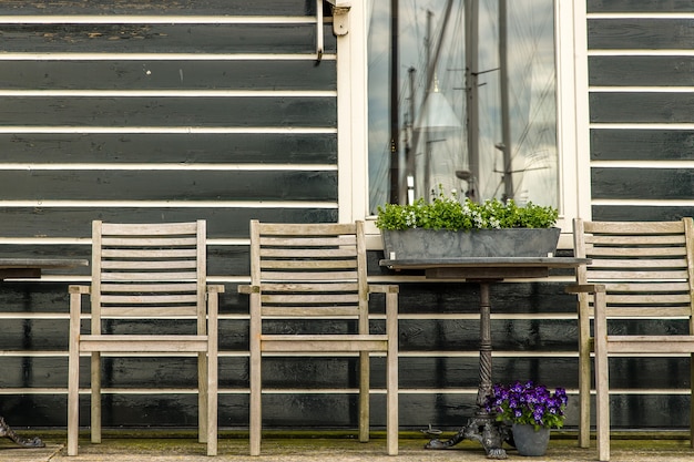 Bela foto de cadeiras de madeira na varanda de uma casa de madeira