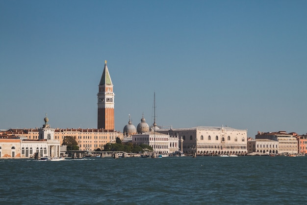 Bela foto de edifícios à distância nos canais de Veneza na Itália
