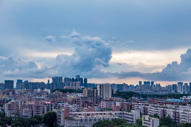 Bela foto de edifícios sob um céu azul nublado