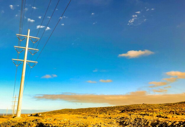 Bela foto de fios de eletricidade em um campo sob um céu nublado nas Ilhas Canárias, Espanha