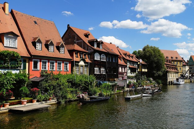 Bela foto de Klein Venedig Bamberg, Alemanha, do outro lado de um rio com barcos em um dia nublado