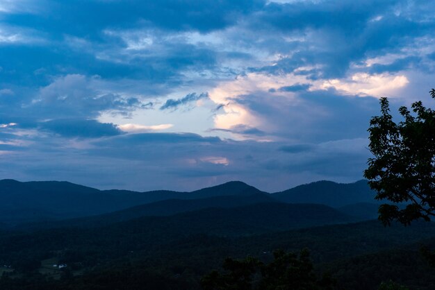 Bela foto de montanhas e colinas com nuvens de tirar o fôlego no céu