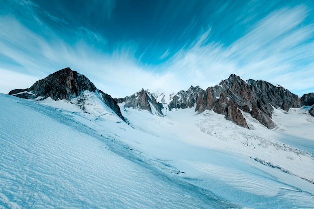 Bela foto de montanhas nevadas com um céu azul escuro