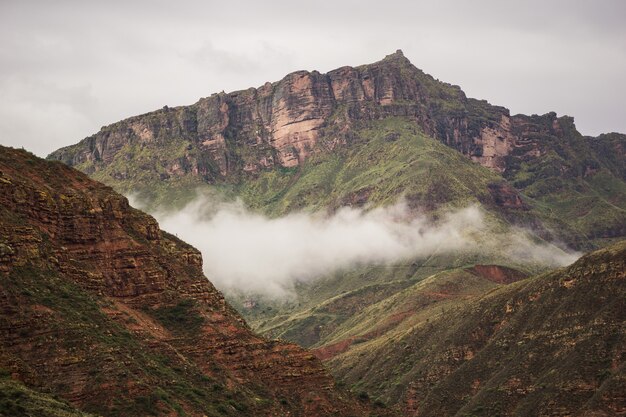 Bela foto de montanhas rochosas sob o céu nublado