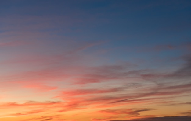 Bela foto de nuvens cor de rosa em um céu azul claro com um cenário do nascer do sol