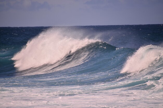 Bela foto de ondas grandes no oceano das Ilhas Canárias, na Espanha