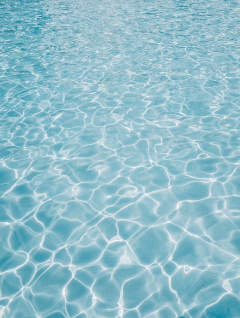 Bela foto de ondular a água azul cristalina para segundo plano
