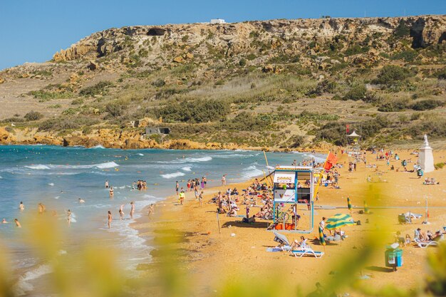 Bela foto de pessoas na praia durante um dia ensolarado