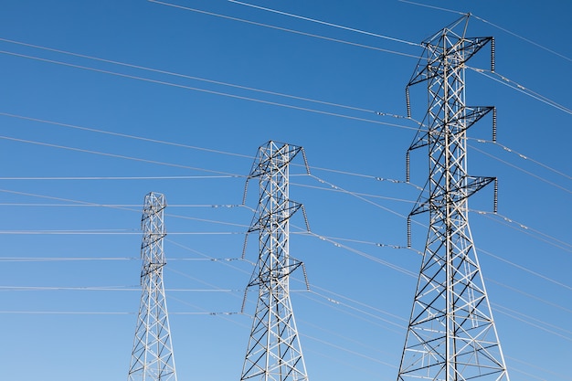 Bela foto de postes elétricos sob um céu azul