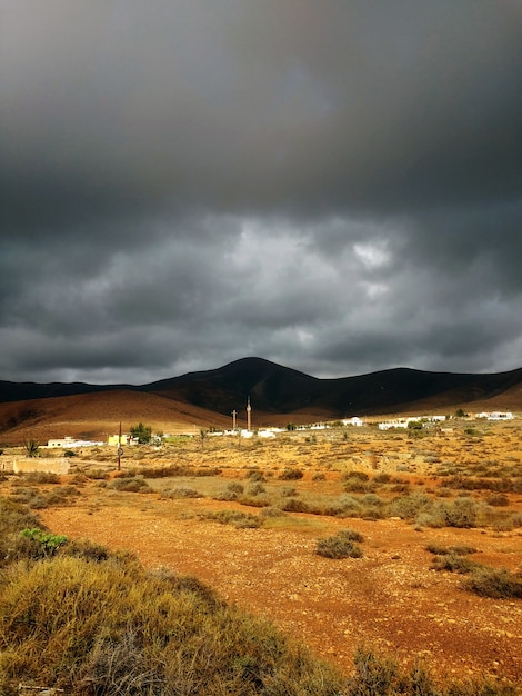 Bela foto de terras secas e arenosas antes da tempestade no Parque Natural de Corralejo, Espanha