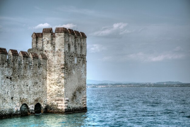 Bela foto de um antigo edifício histórico no oceano em Sirmione, Itália