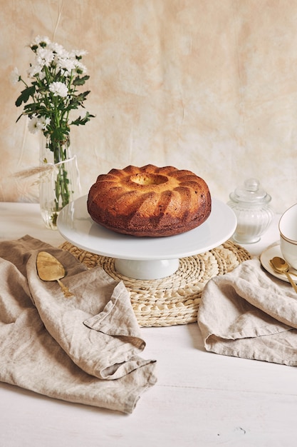 Foto grátis bela foto de um bolo delicioso colocado em um prato branco e uma flor branca perto dele