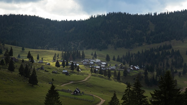 Foto grátis bela foto de um caminho em direção à aldeia na montanha