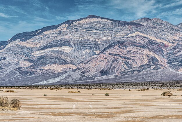 Bela foto de um campo aberto e montanhas altas no Vale do Panamint, na Califórnia, EUA