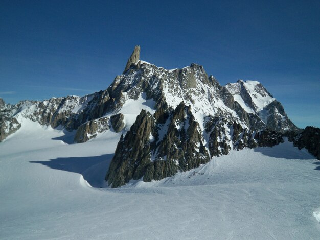 Bela foto de um cenário nevado, rodeado por montanhas no Mont Blanc