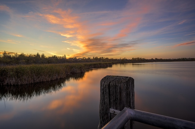 Bela foto de um céu ao pôr do sol sobre o Lago de Cristal em Alberta, Canadá