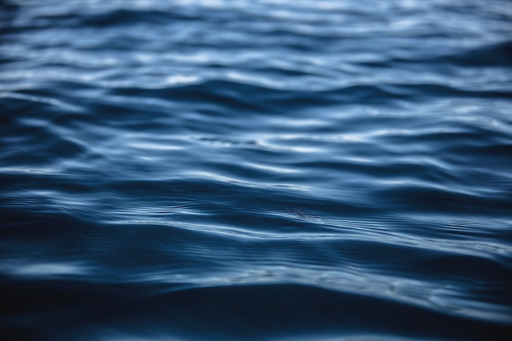 Foto grátis bela foto de um corpo d'água com ondas do mar