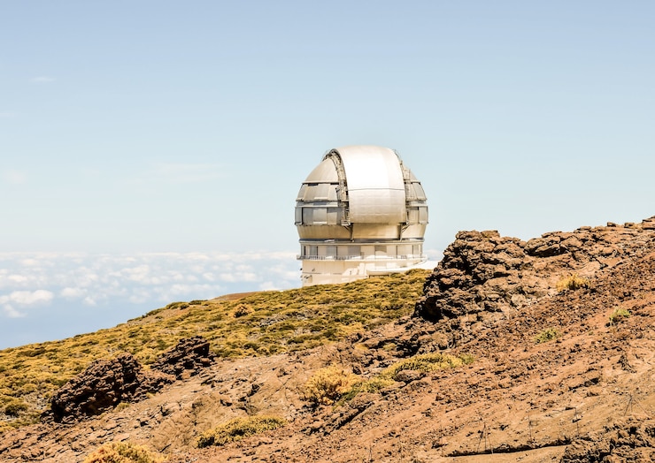 Foto grátis bela foto de um edifício de observatório arquitetônico moderno nas ilhas canárias, na espanha
