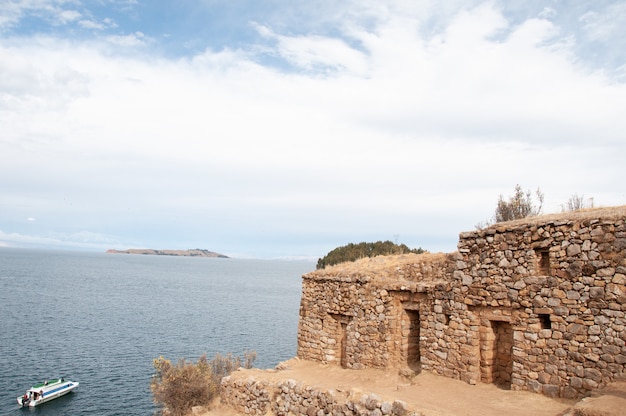 Bela foto de um edifício de pedra perto do mar na Bolívia