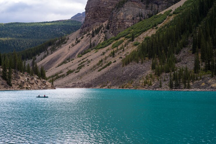 Foto grátis bela foto de um lago azul perto das montanhas em um dia sombrio