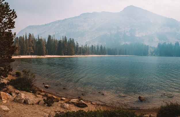 Bela foto de um lago calmo no Parque Nacional de Yosemite, na Califórnia.